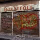 ...se non nella sede pi� piccola dell�esercizio commerciale (anch�essa dismessa), situata sempre su via Sagarriga Visconti. Qui vi � infatti ancora una mesta scritta �Giocattoli� posta su una saracinesca �colorata� da numerosi graffiti